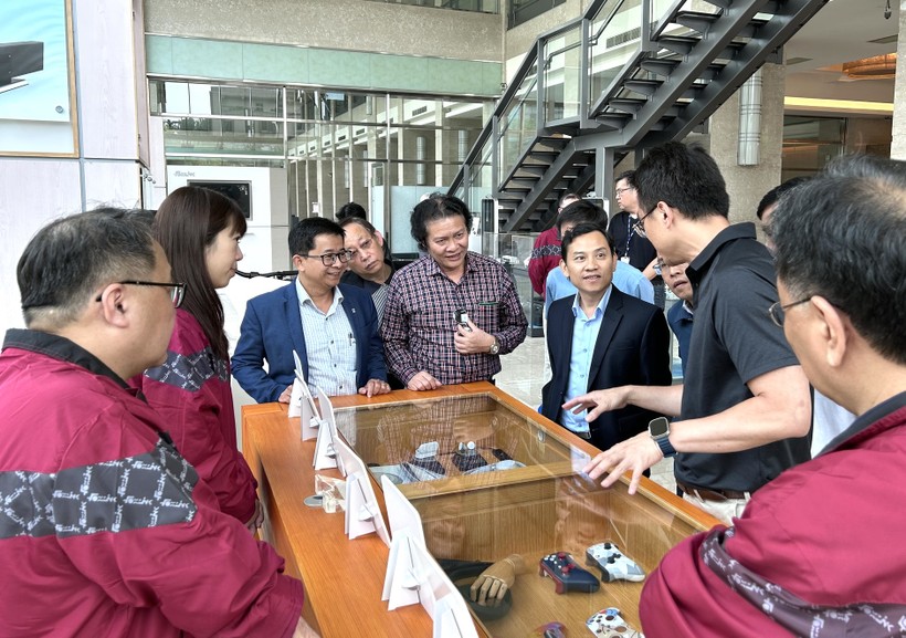 Đoàn cán bộ, giảng viên các trường thành viên của ĐH Đà Nẵng tiếp cận thực tế tại doanh nghiệp đối tác trong chuyến công tác tại Đài Loan.