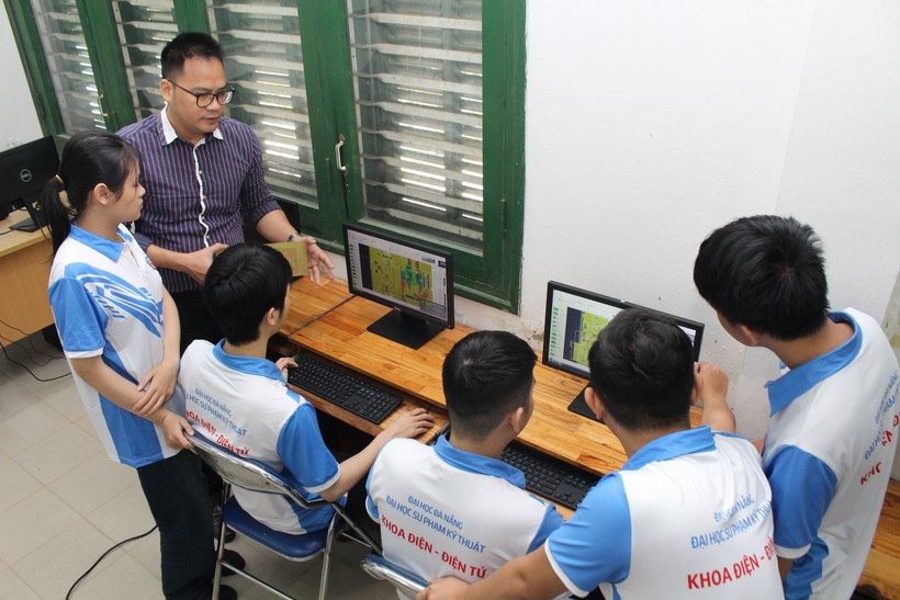 Sinh viên Trường ĐH Sư phạm Kỹ thuật, ĐH Đà Nẵng thực hành thiết kế vi mạch dưới sự hướng dẫn của giảng viên.
