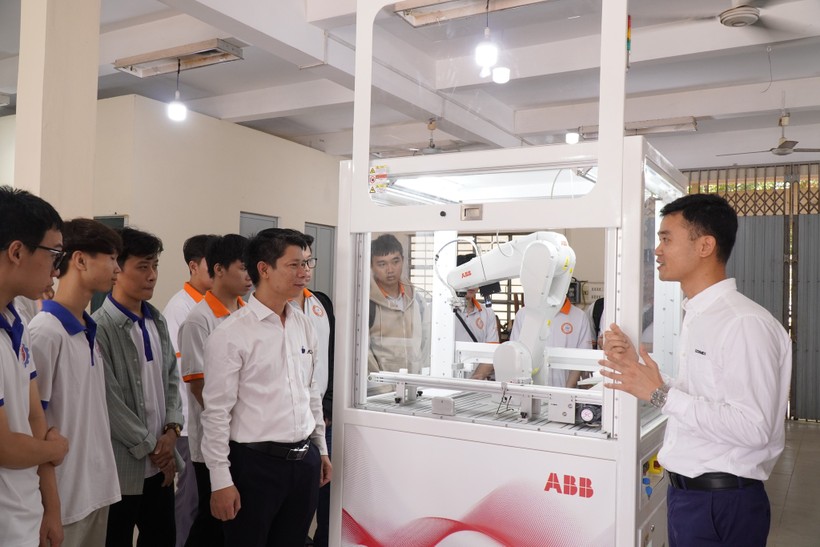Trường ĐH Bách khoa, ĐH Đà Nẵng tiếp nhận thiết bị thực hành từ doanh nghiệp. 