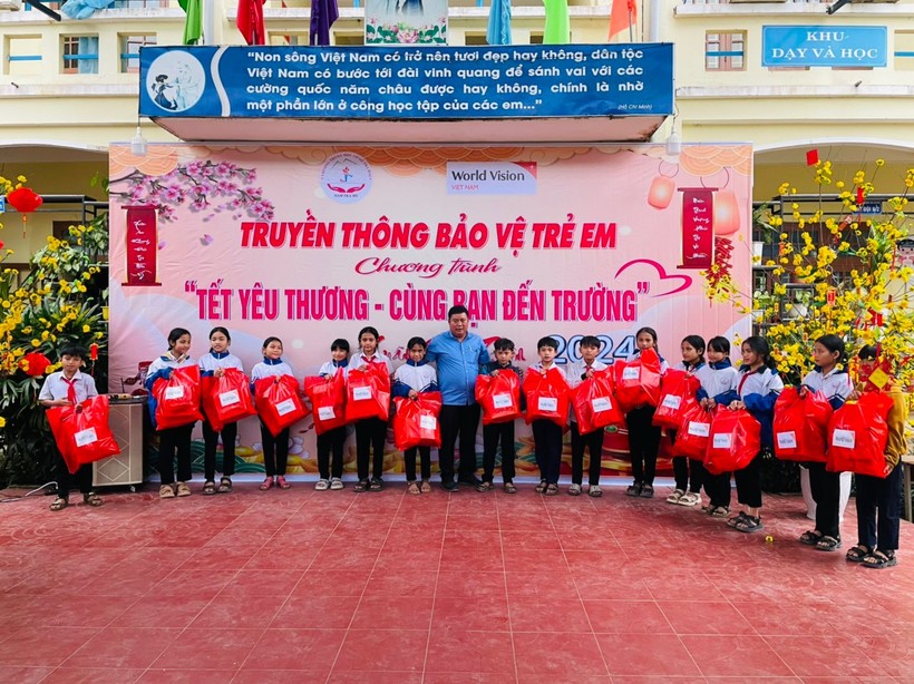 Trường THCS Trà Mai tặng quà cho học sinh có hoàn cảnh khó khăn trong dịp Tết Nguyên đán 2024.