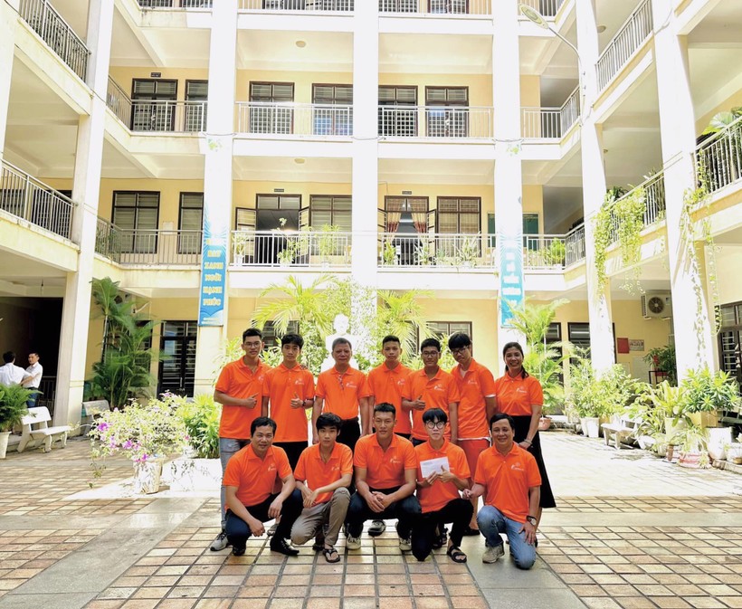 Thầy giáo Phan Tiến Dậu (bên trái, hàng thứ nhất) cùng đội tuyển học sinh Trường THPT Trần Phú tham gia Cuộc thi sáng tạo Robot dành cho học sinh THPT Đà Nẵng (mở rộng) năm 2023.
