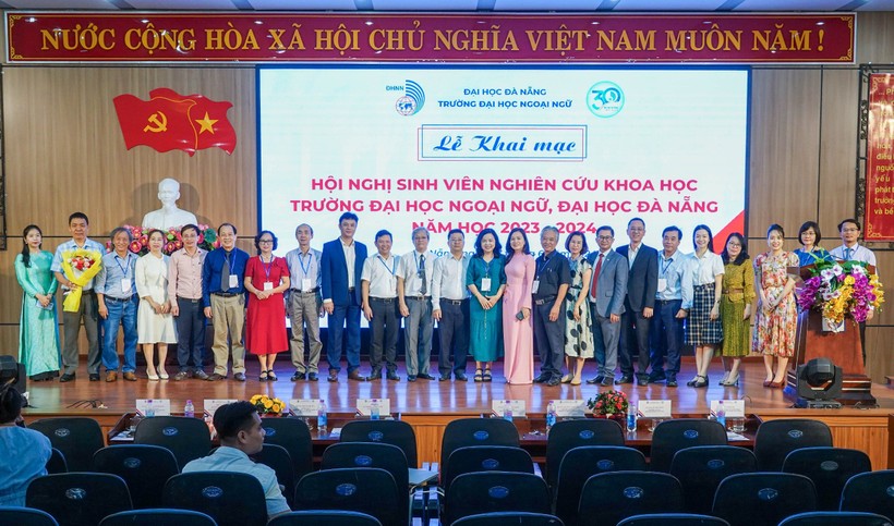 Ra mắt giám khảo các tiểu ban của Hội nghị sinh viên nghiên cứu khoa học, Trường ĐH Ngoại ngữ, ĐH Đà Nẵng. 