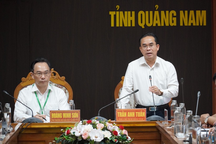 Ông Trần Anh Tuấn (bên phải), Phó Chủ tịch UBND tỉnh Quảng Nam, Trưởng ban chỉ đạo Kỳ thi tốt nghiệp THPT 2024 tại Quảng Nam phát biểu tại buổi làm việc.