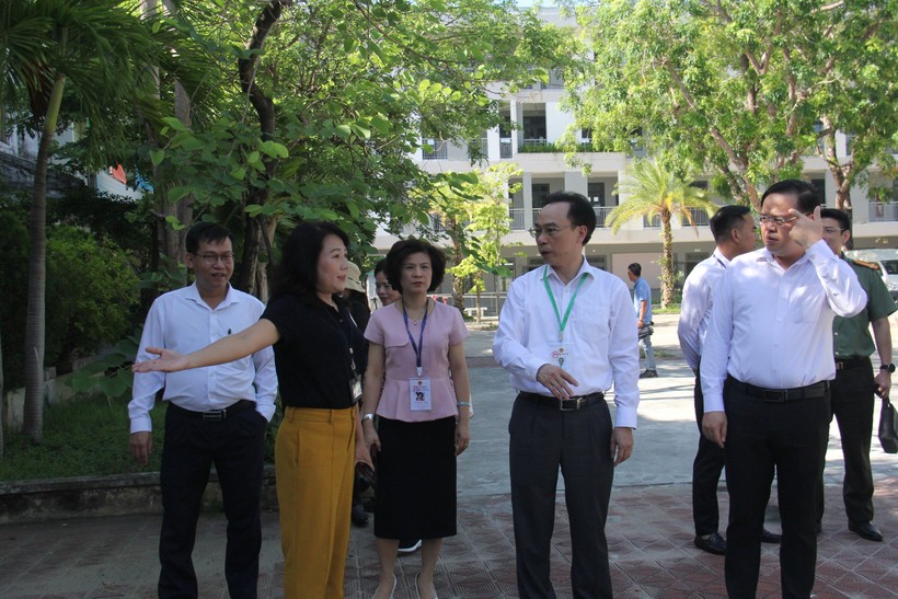 Thứ trưởng Bộ GD&ĐT Hoàng Minh Sơn và Đoàn công tác kiểm tra công tác chuẩn bị thi tốt nghiệp THPT 2024 tại điểm thi Trường THPT Hoàng Hoa Thám, Đà Nẵng. 