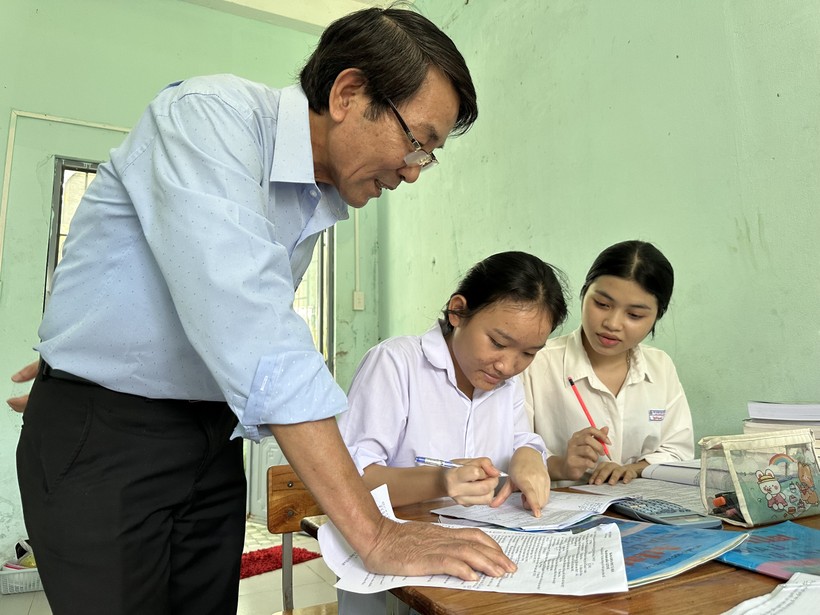Thầy Võ Trinh, Hiệu trưởng Trường THPT Phạm Phú Thứ thăm hỏi học sinh Cơ tu trong giờ tự học tại khu nội trú.