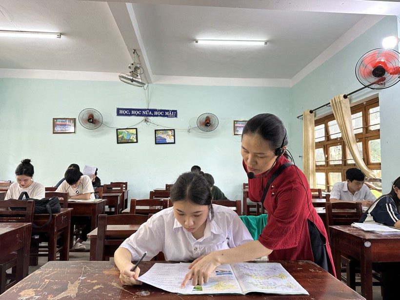 Cô giáo Phạm Thị Duyên, giáo viên Địa lý, Trường THPT Phạm Phú Thứ hướng dẫn học sinh giải đề tham khảo.