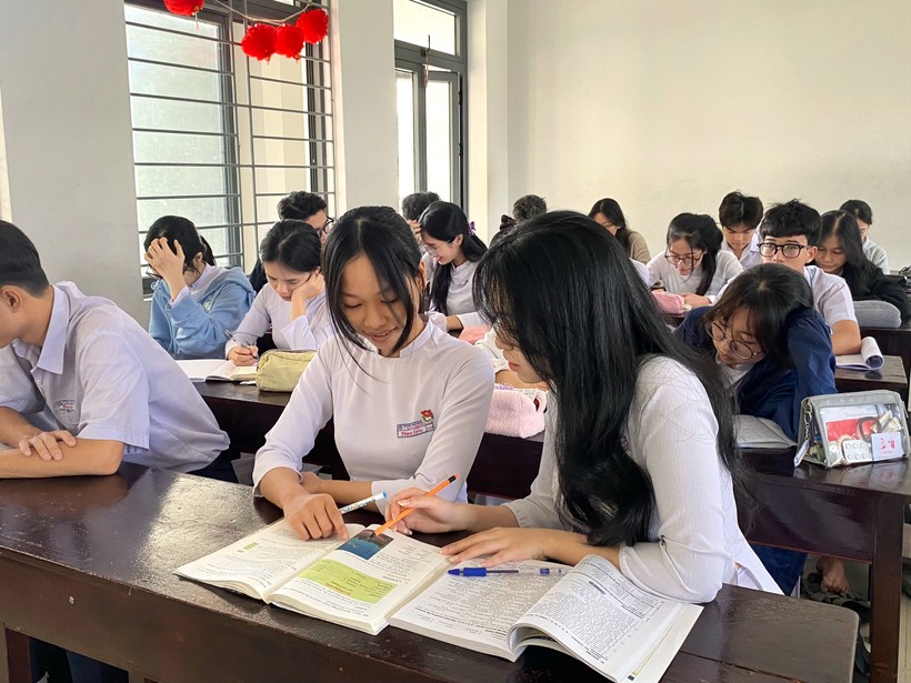 Học sinh lớp 12, Trường THPT Hoàng Hoa Thám, Đà Nẵng trong giờ tự học đầu buổi. 
