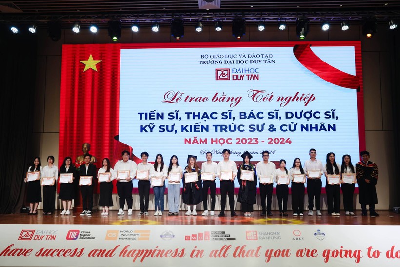 Trường Đại học Duy Tân khen thưởng cho những sinh viên có thành tích xuất sắc cho học tập và nghiên cứu. 