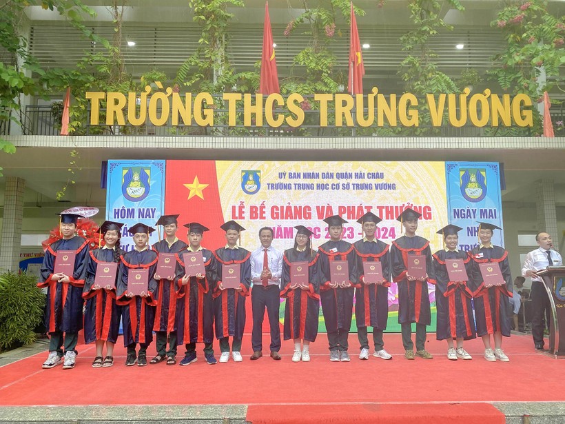 Đại diện BGH Trường THCS Trưng Vương trao bằng tốt nghiệp cho học sinh khối lớp 9. 
