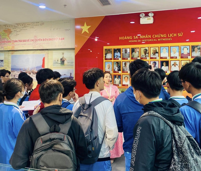 Học sinh Trường THPT Sơn Trà (TP Đà Nẵng) với giờ học lịch sử tại Nhà trưng bày Hoàng Sa.