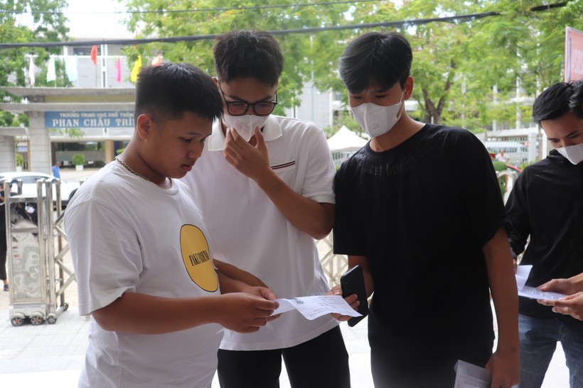 Nhiều thí sinh đến điểm thi Trường THPT Phan Châu Trinh từ khá sớm với tâm thế tự tin bước vào môn thi Ngữ văn.