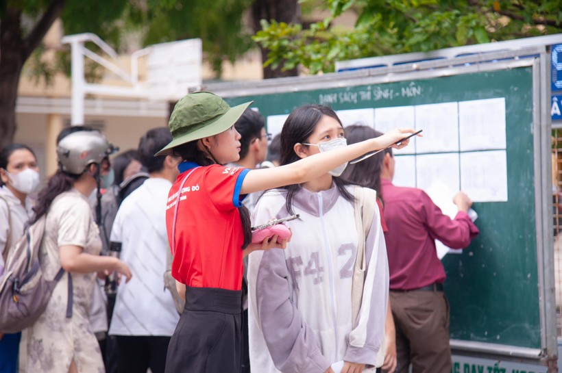 Một thí sinh được tình nguyện viên hướng dẫn di chuyển về phòng thi tại điểm thi Trường THPT Hoàng Hoa Thám (quận Sơn Trà, TP Đà Nẵng)