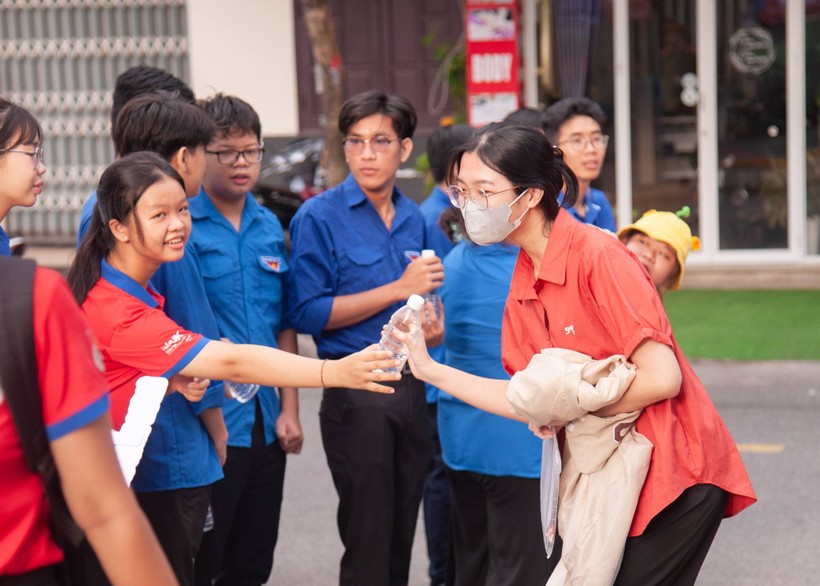 Thí sinh điểm Trường THPT Hoàng Hoa Thám nhận nước uống từ lực lượng tình nguyện viên.