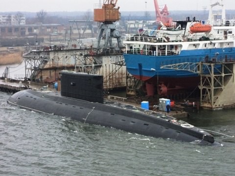 Tàu ngầm diesel/điện Hà Nội đề án 636 lớp Kilo trong quá trình thử nghiệm ở Nga. Ảnh: shipspotting