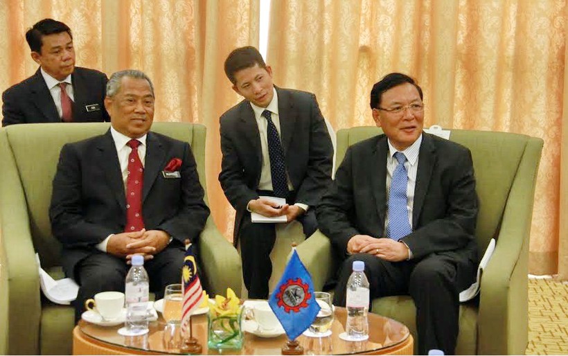 Ngài Tan Sri MuhyiddinYassin - Phó Thủ tướng, Bộ trưởng Giáo dục Malaysia (bên trái) hội đàm với GS.TS Phạm Vũ Luận - Chủ tịch Hội đồng SEAMEO, Bộ trưởng Bộ GD&ĐT Việt Nam.