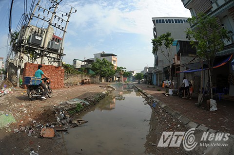 Cận cảnh con đường đầy rẫy "bẫy giết người" ở Hà Nội