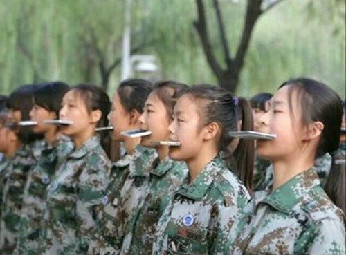 Sinh viên Trung Quốc tập cai nghiện smartphone