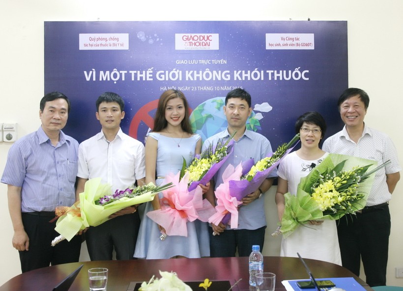 TS Ngũ Duy Anh - Vụ trưởng Vụ Công tác HSSV, Bộ GD&ĐT (đầu tiên từ trái qua) và Nhà báo Nguyễn Ngọc Nam - TBT báo GD&TĐ (đầu tiên từ phải qua) chào mừng các vị khách mời