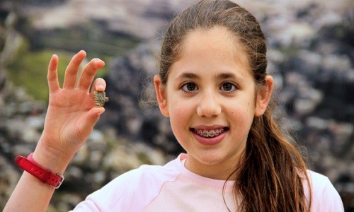 Bé gái tìm thấy bùa hộ mạng 3.200 năm tuổi của pharaoh