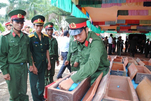 Chuẩn bị an táng hài cốt các liệt sỹ quân tình nguyện Việt Nam trở về từ Lào. Ảnh: baodansinh.vn
