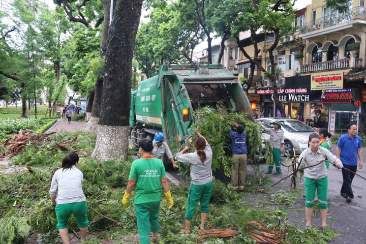 Hà Nội: 773 tấn rác được thu dọn sau cơn bão số 1