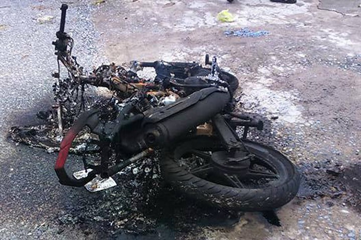 Nghệ An: Người dân bắt sống "cẩu tặc", châm lửa đốt xe máy