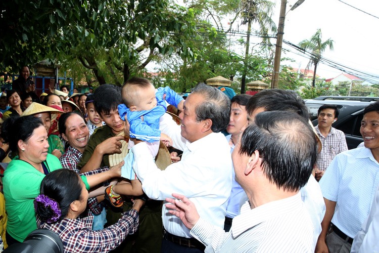 Phó Thủ tướng Trương Hòa Bình gặp gỡ người dân xã Cảnh Dương. Ảnh: VGP/Lê Sơn
