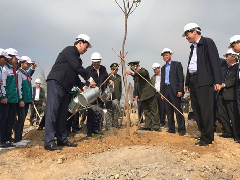 Chủ tịch nước Trần Đại Quang tham gia trồng cây sau lễ phát động. Ảnh: VGP/Đỗ Hương