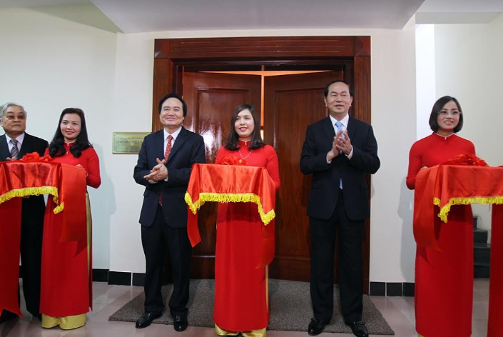 Chủ tịch nước Trần Đại Quang và Bộ trưởng Bộ GD&ĐT Phùng Xuân Nhạ cùng các quan khách cắt băng khánh thành Phòng Truyền thống Giáo dục Việt Nam