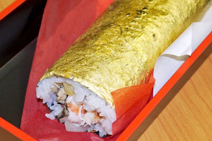 Sushi bọc vàng giá hơn 2 triệu đồng/cuộn