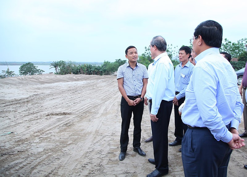 Chủ tịch Ủy ban Trung ươn MTTQ Việt Nam Nguyễn Thiện Nhân khảo sát thực tế các điểm khai thác cát tại các xã Hồng Hà và Cẩm Đình. Ảnh: VGP/Thành Trung