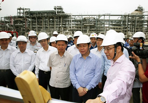 Phó Thủ tướng Vương Đình Huệ nghe nhà đầu tư báo cáo tiến độ xây dựng, vận hành dự án. Ảnh: VGP/Thành Chung