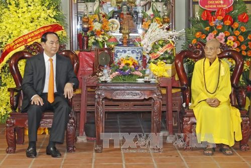 Chủ tịch nước Trần Đại Quang thăm, chúc mừng Đại lão Hòa thượng Thích Phổ Tuệ - Pháp chủ Giáo hội Phật giáo Việt Nam. Ảnh: TTXVN 