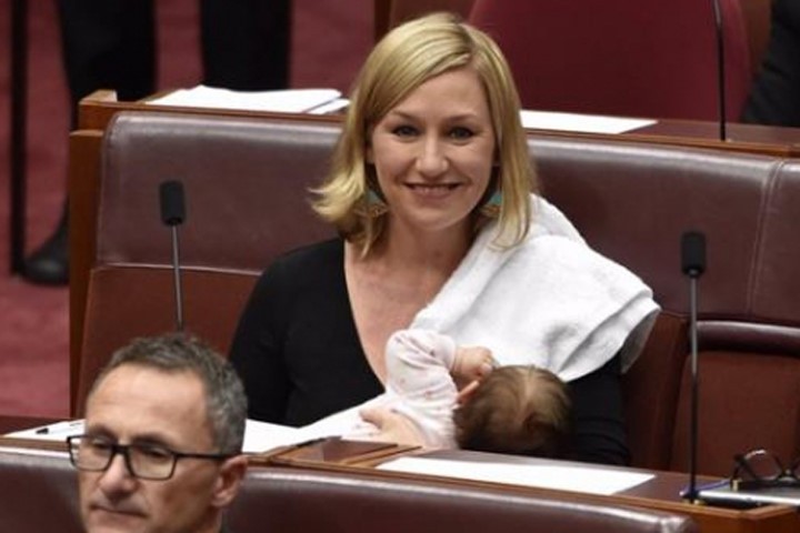 Bà mẹ Úc gây sốt vì cho con bú ngay trong phòng họp quốc hội