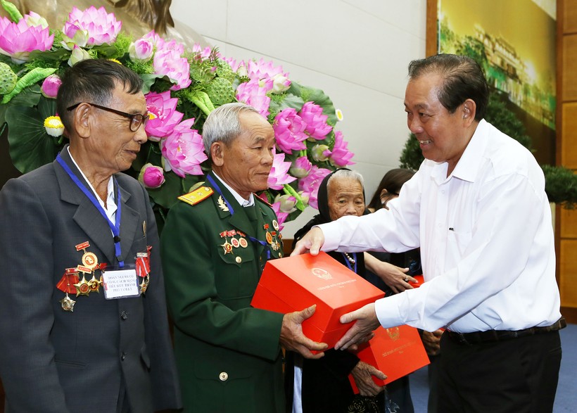 Phó Thủ tướng Thường trực Chính phủ Trương Hòa Bình tặng quà cho các đại biểu. Ảnh: VGP/Lê Sơn