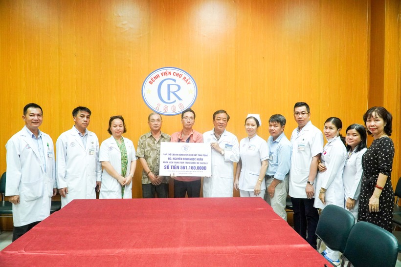 Bệnh viện Chợ Rẫy trao số tiền 561.160.00 đồng cho điều dưỡng Nguyễn Đình Ngọc Huân bị nhồi máu não. 