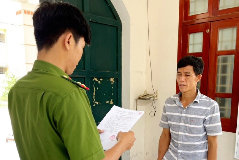 Lực lượng công an đọc lệnh tạm giam Nguyễn Văn Cảnh. (Ảnh: Nghiêm Túc)