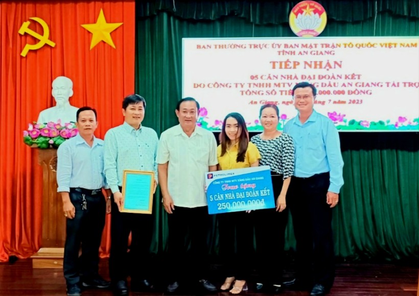 Ủy ban MTTQ Việt Nam tỉnh An Giang tiếp nhận kinh phí xây dựng 5 căn nhà Đại đoàn kết.
