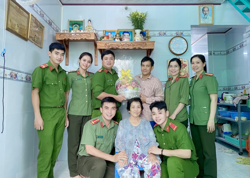Tuổi trẻ Công an TP Long Xuyên (An Giang) thăm tặng quà Mẹ Việt Nam anh hùng.