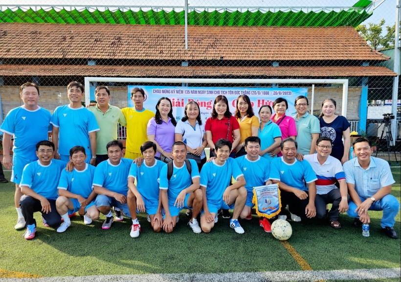 Ngành Giáo dục An Giang tổ chức giải bóng đá giao hữu nhân kỷ niệm 135 năm Ngày sinh Chủ tịch Tôn Đức Thắng.