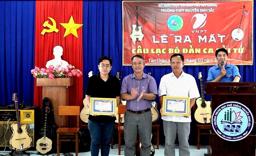 Trường THPT Nguyễn Sinh Sắc (TX Tân Châu - An Giang) ra mắt CLB Đờn ca tài tử Nam Bộ.