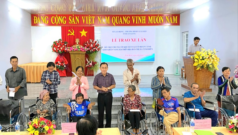 An Giang trao tặng 20 xe lăn cho người khuyết tật TX Tịnh Biên.