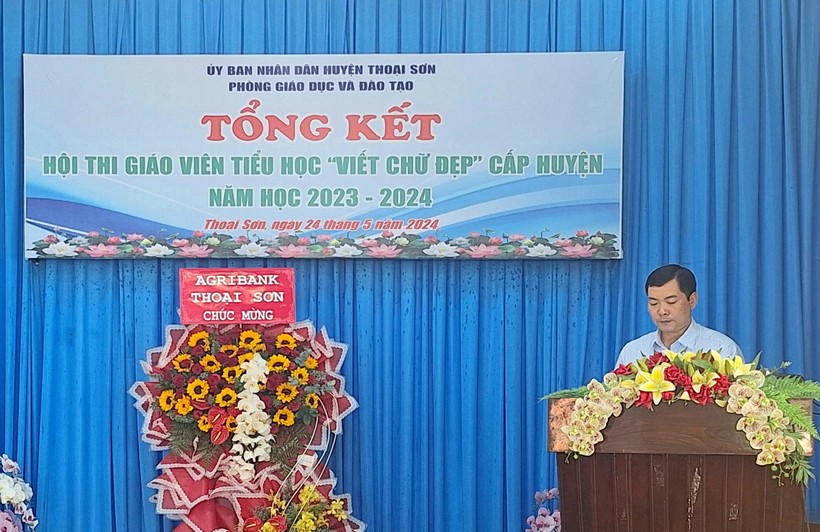 Thầy Nguyễn Anh Tuấn - Phó trưởng phòng GD&ĐT Thoại Sơn phát biểu tổng kết Hội thi. (Ảnh: Trọng Nhân)