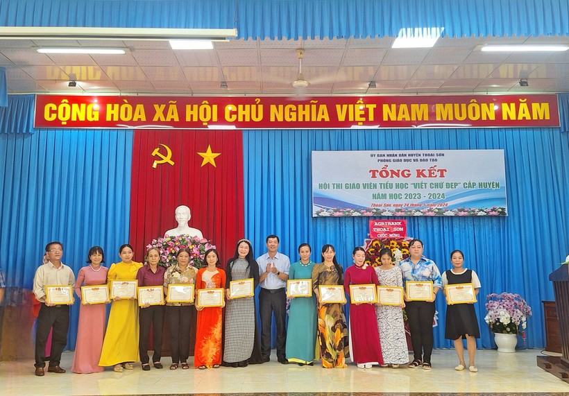 Thầy Nguyễn Anh Tuấn - Phó Trưởng phòng GD&ĐT Thoại Sơn trao giải Ba cho các thí sinh. (Ảnh: Trọng Nhân)