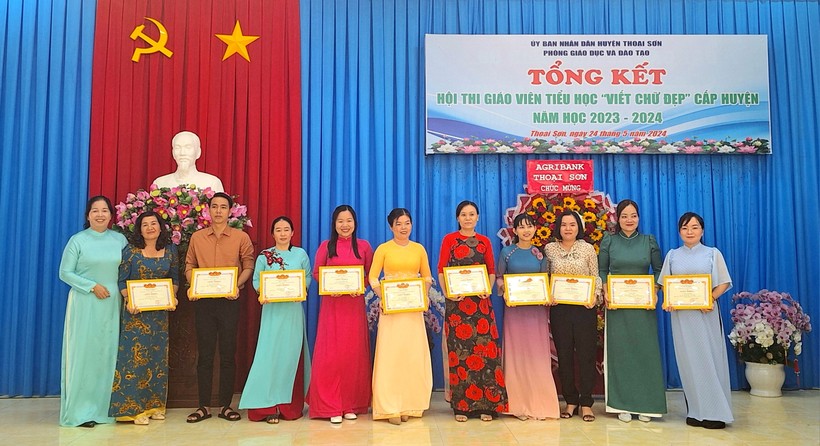 Bà Nguyễn Thị Kim Chi - Phó Chủ tịch UBND huyện Thoại Sơn trao khen thưởng giải Nhất cho các thí sinh. (Ảnh: Trọng Nhân)