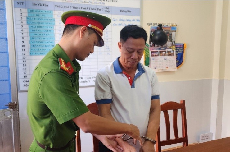 Nguyễn Văn Nhưỡng cùng bị bắt tạm giam 4 tháng để điều tra về tội “Thiếu trách nhiệm gây hậu quả nghiêm trọng”.