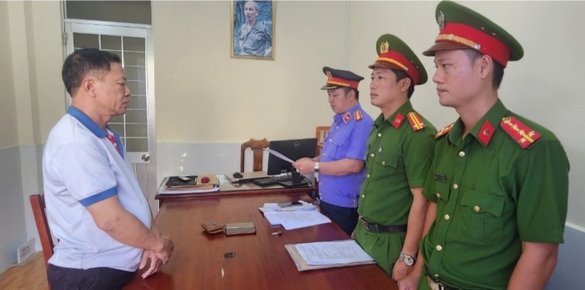 Kiểm sát viên tống đạt Quyết định phê chuẩn lệnh bắt tạm giam đối với Nguyễn Văn Nhưỡng.
