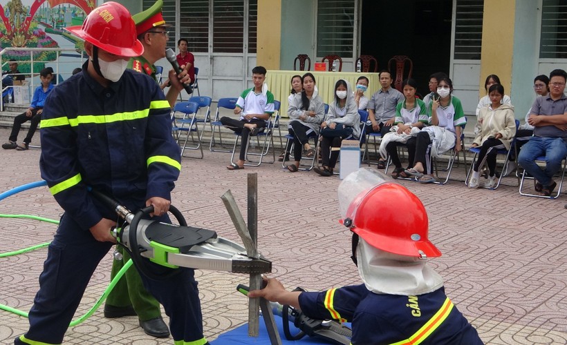 Đoàn viên và học sinh THPT huyện Tri Tôn (An Giang) tham gia chương trình trải nghiệm thực hành chữa cháy và cứu nạn cứu hộ.