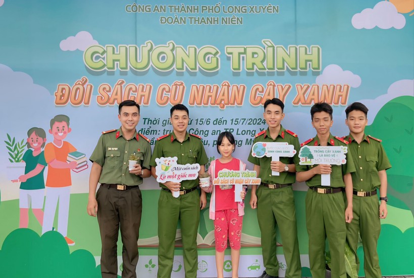 Đoàn thanh niên Công an TP Long Xuyên (An Giang) khởi động Chương trình "Đổi sách cũ nhận cây xanh".
