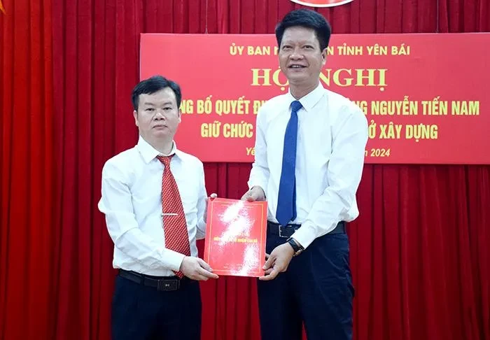 Ông Nguyễn Thế Phước, Phó Chủ tịch Thường trực UBND tỉnh Yên Bái trao quyết định cho tân Phó Giám đốc Sở Xây dựng Nguyễn Tiến Nam. 